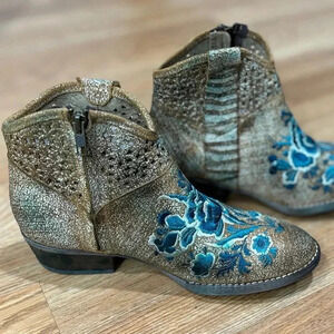 Circle G Embroidered Ankle Boots NWOT